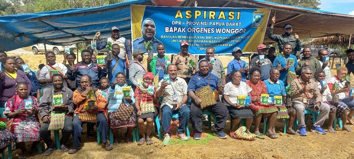 Ketua DPR Papua Barat Origenes Wonggor bersama kelompok tani penerima bantuan bibit kopi dan sayuran di Kampung Mabri, Distrik Warmare