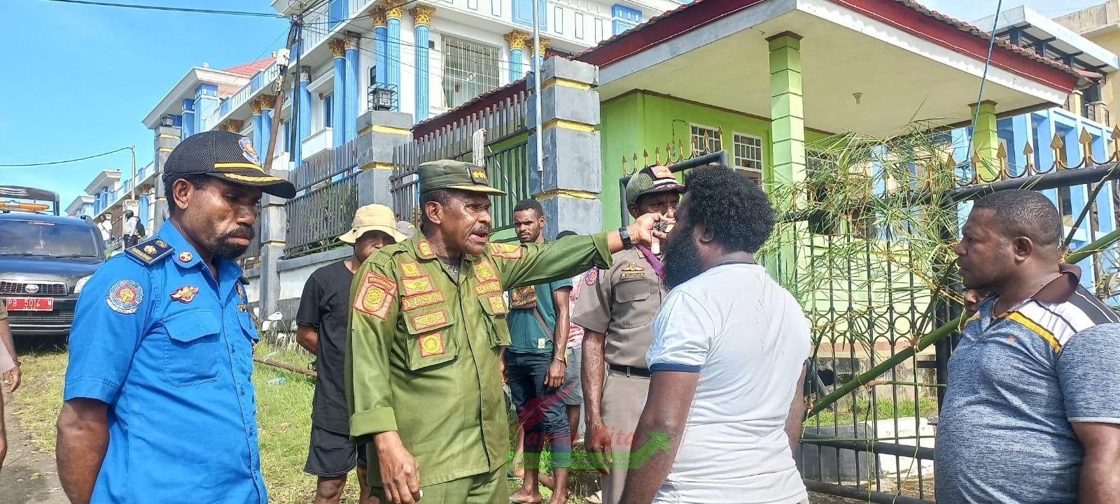 Kepala Satuan Polisi Pamong Praja Kabupaten Manokwari, Yusuf Kayukaitui saat berdialog dengan massa yang melakukan penyegelan Kantor Bupati Kabupaten Manokwari