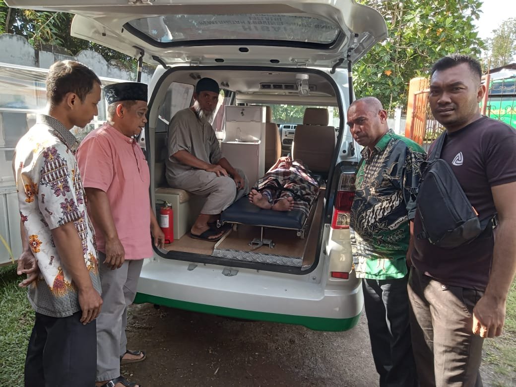 Evakuasi Kakek Dullah ke Rumah Sakit Angkatan Laut Manokwari, untuk menjalani perawatan medis secara intensif Evakuasi Kakek Dullah ke Rumah Sakit Angkatan Laut Manokwari, untuk menjalani perawatan medis secara intensif