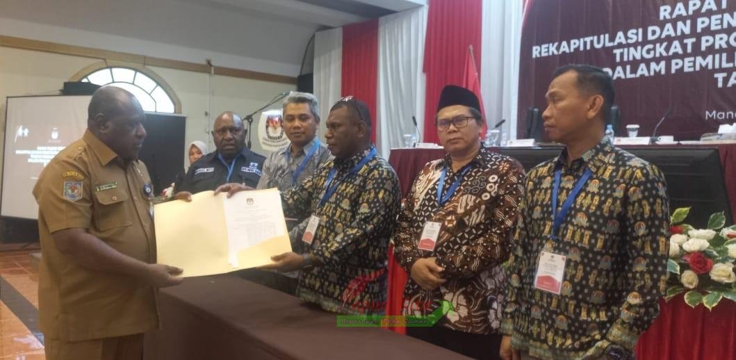 Penyerahan salinan Daftar Pemilih Tetap Pemilu 2024 kepada Pemprov Papua Barat Ketua KPU Papua Barat Paskalis Semunya menyerahkan salinan DPT Pemilu 2024 Provinsi Papua Barat kepada Pelaksana Tugas Sekretaris Daerah, Dance Sangkek