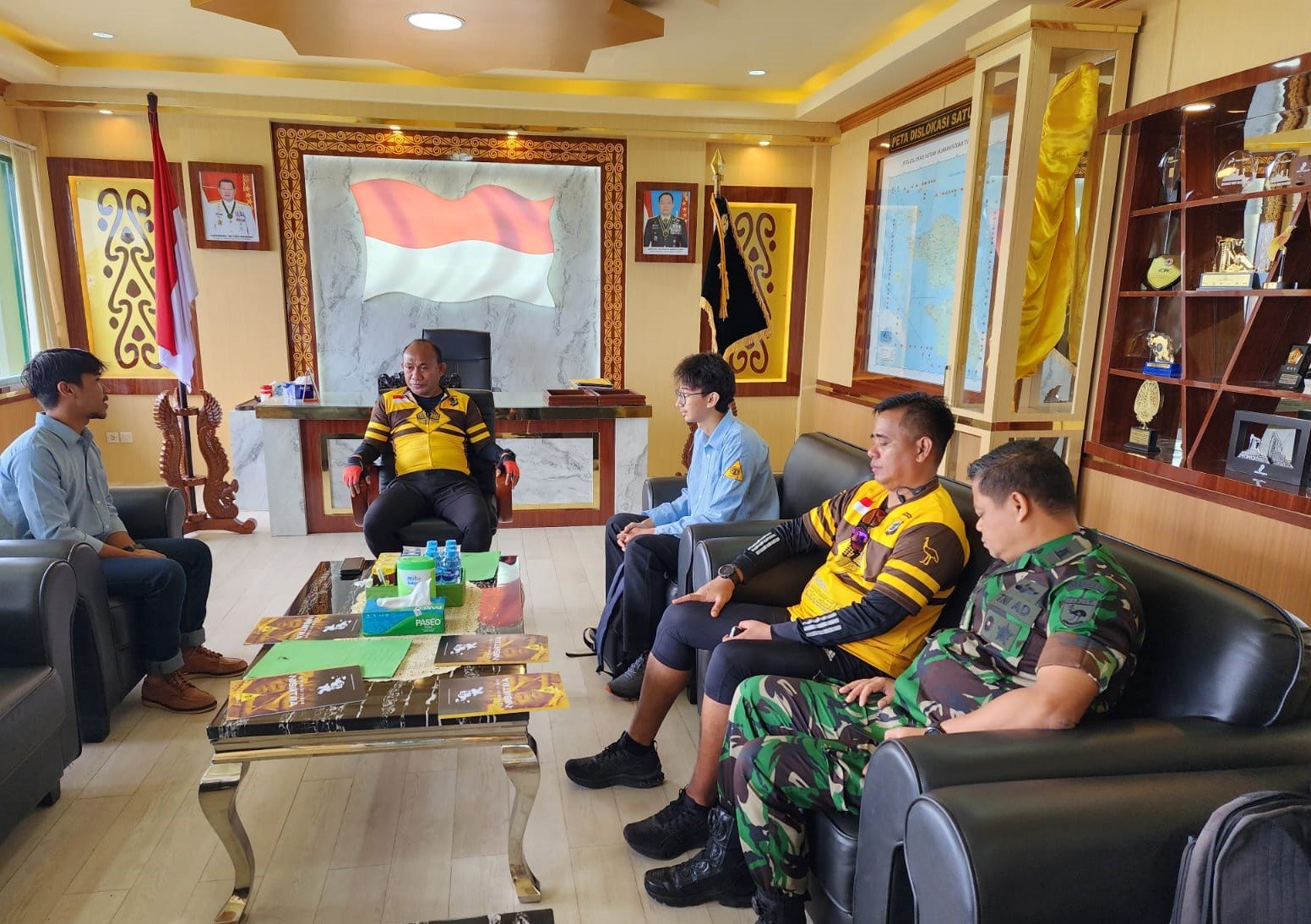 Perwakilan Mapala Universitas Indonesia saat beraudiens tentang Ekspedisi Timur Indonesia dengan Pangdam XVII Kasuari, Mayjen TNI Gabriel Lema, S.Sos. Foto : Dok. Pendam XVIII Kasuari. Perwakilan Mapala Universitas Indonesia saat beraudiens tentang Ekspedisi Timur Indonesia dengan Pangdam XVII Kasuari, Mayjen TNI Gabriel Lema, S.Sos. Foto : Dok. Pendam XVIII Kasuari.
