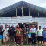 Ketua DPR Papua Barat Orgenes Wonggor pose bersama masyarakat dan aparakat Kampung Ingramnim di depan gedung darurat SDN 33 Ingramnim, Minyambouw