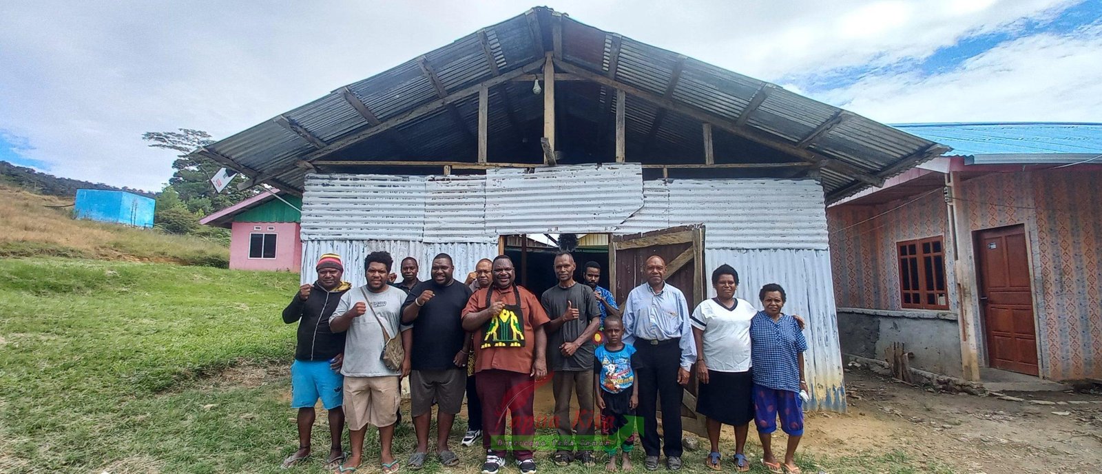 Ketua DPR Papua Barat Orgenes Wonggor pose bersama masyarakat dan aparakat Kampung Ingramnim di depan gedung darurat SDN 33 Ingramnim, Minyambouw Ketua DPR Papua Barat Orgenes Wonggor pose bersama masyarakat dan aparakat Kampung Ingramnim di depan gedung darurat SDN 33 Ingramnim, Minyambouw