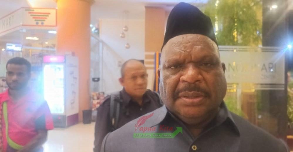 Ketua DPR Papua Barat Orgenes Wonggor Ketua DPR Papua Barat Orgenes Wonggor meminta menghormati proses hukum yang dijalani sekretaris DPRPB.