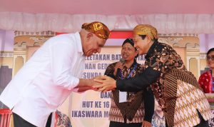 Penjabat Gubernur Papua Barat Paulus Waterpauw saat dinobatkan sebagai sesepuh Ikaswara Manokwari