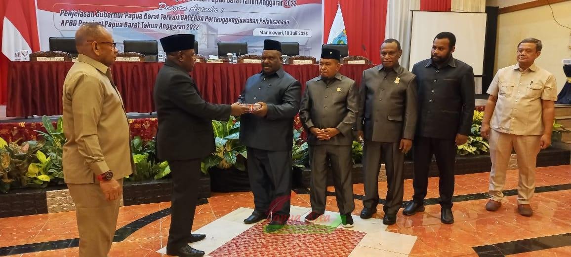 Sekretaris Daerah Provinsi Papua Barat Dancek Sangkek menyerahkan materi Raperda Pelaksanaan APBD 2022 kepada Ketua DPRPB Orgenes Wonggor dalam paripurna DPRPB Sekretaris Daerah Provinsi Papua Barat Dancek Sangkek menyerahkan materi Raperda Pelaksanaan APBD 2022 kepada Ketua DPRPB Orgenes Wonggor dalam paripurna DPRPB