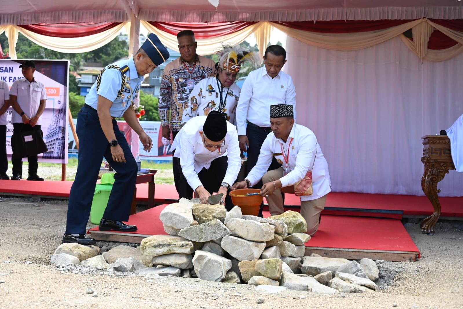 Wapres RI Ma'ruf Amin meletakan batu pertama pembangunan kawasan hijau terbuka di Kabupaten Fakfak. PT Pupuk Kaltim bakal menginvestasikan dana senilair Rp30 triliun di daerah tersebut