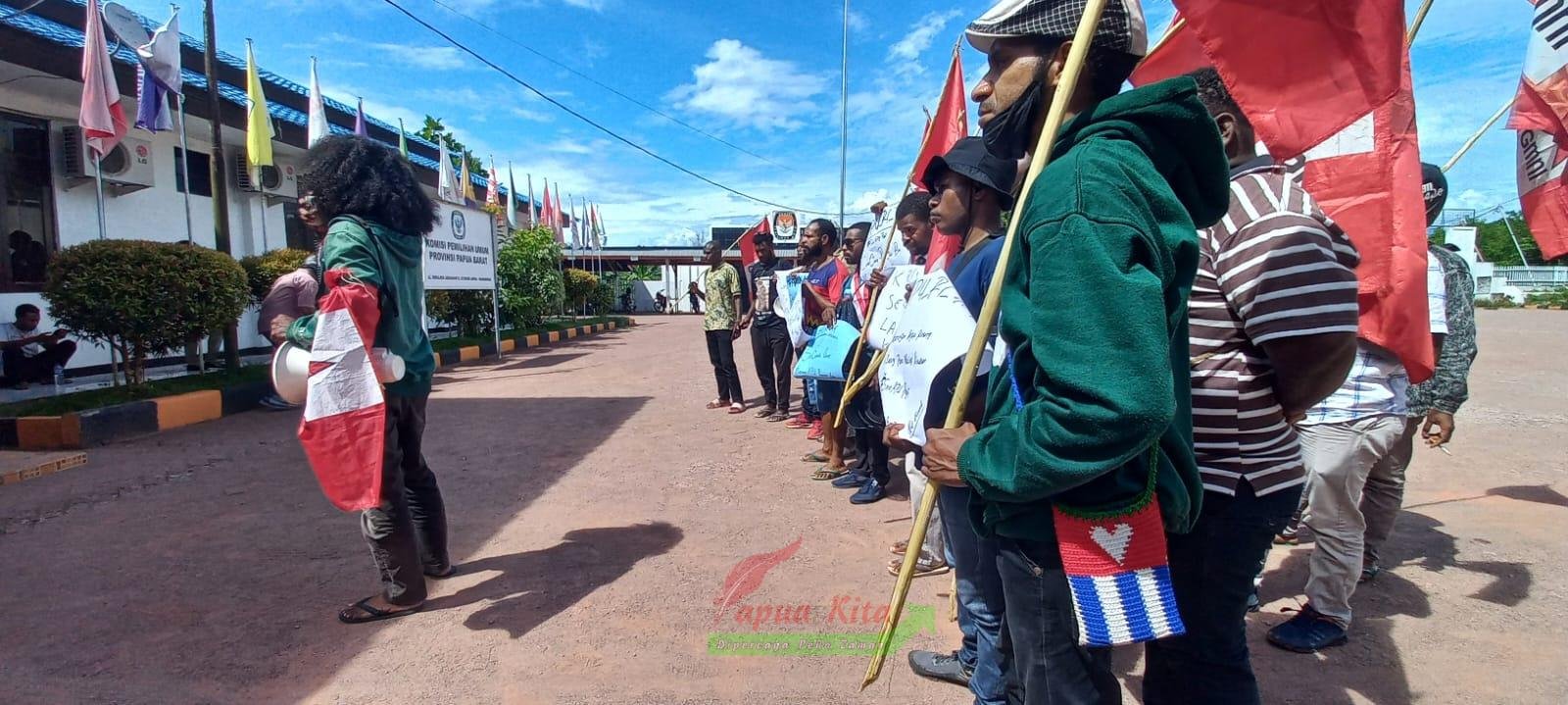 Aktivis GMNI saat berorasi di depan Kantor KPU Provinsi Papua Barat. Menuntut kejelasan seleksi calon komisioner KPU Kabupaten Pegaf