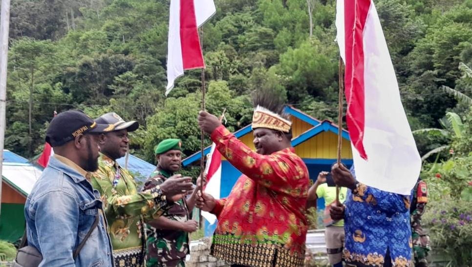 Ketua DPR Papua Barat Orgenes Wonggor menyerahkan secara simbolis Bendera Merah Putih kepada Aparat Kampung Mbenti, Distrik Minyambouw, Kabupaten Pegunungan Arfaf Ketua DPR Papua Barat Orgenes Wonggor menyerahkan secara simbolis Bendera Merah Putih kepada Aparat Kampung Mbenti, Distrik Minyambouw, Kabupaten Pegunungan Arfaf