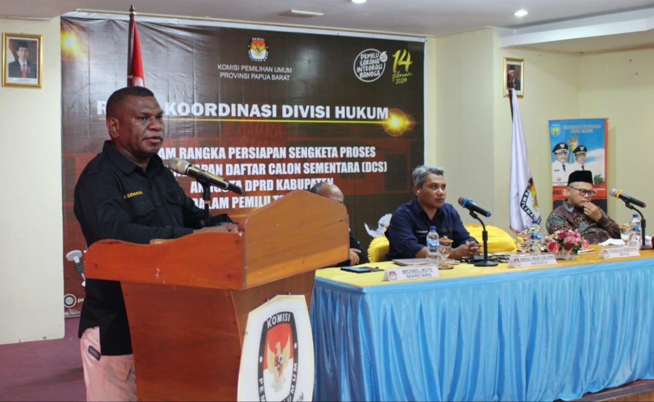 Ketua KPU Papua Barat Paskalis Semunya saat membuka rapat koordinasi Divisi Hukum bagi KPU di tingkat kabupaten