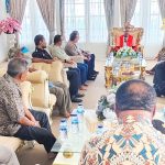 Penjabat Gubernur Papua Barat Paulus Waterpauw saat memimpin rapat koordinasi pasca pembunuhan Kepala Distrik Kramongmongga Darson Hegemur