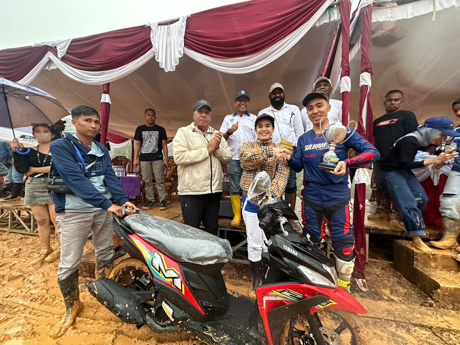Penjabat Gubernur Papua Barat Paulus Waterpauw saat menutup Grasstrack Open Championship 2023 di Kabupaten Fakfak