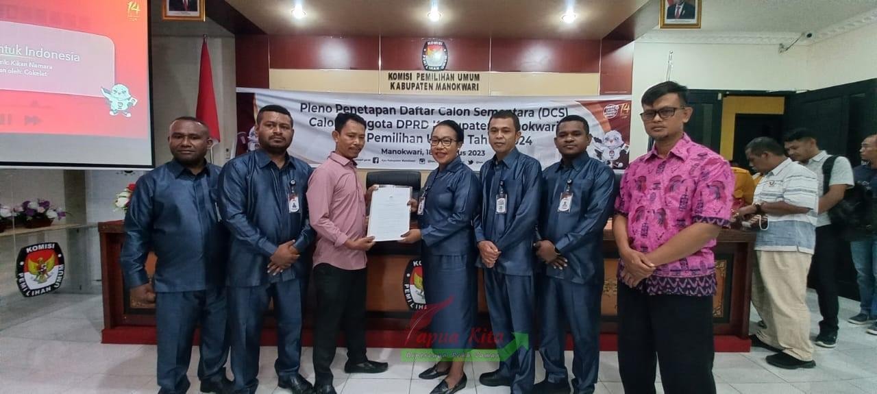 Penyerahan salinan berita acara penetapan DCS Pemilu 2024 dari KPU Kabupaten Manokwari kepada perwakilan parpol peserta pemilu Penyerahan salinan berita acara penetapan DCS Pemilu 2024 dari KPU Kabupaten Manokwari kepada perwakilan parpol peserta pemilu