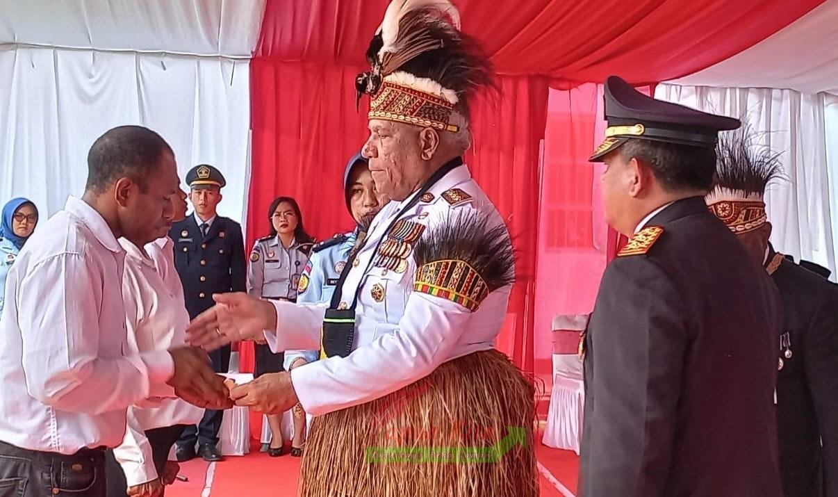 Pj Gubernur Papua Barat Paulus Waterpauw saat menyerahkan SK remisi kepada perwakilan warga binaan di Lapas Kelas II Manokwari Pj Gubernur Papua Barat Paulus Waterpauw saat menyerahkan SK remisi kepada perwakilan warga binaan di Lapas Kelas II Manokwari