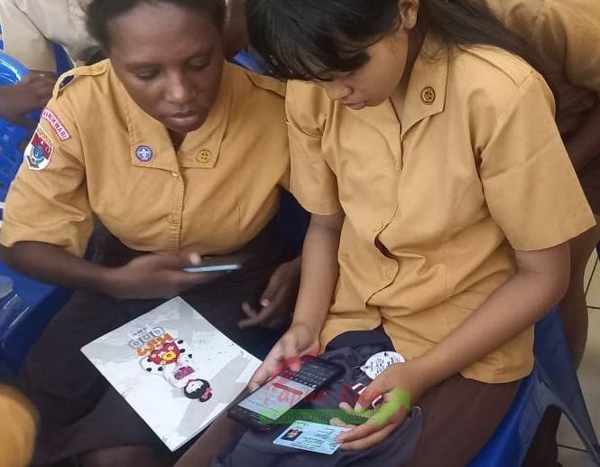 Siswi SMA Santo Paulus saat mencoba mengecek DPT secara online melalui situs CEK DPT ONLINE KPU Siswi SMA Santo Paulus saat mencoba mengecek DPT melalui situs CEK DPT ONLINE KPU di sela prgram goes to school yang digelar KPU Kabupaten Manokwari.
