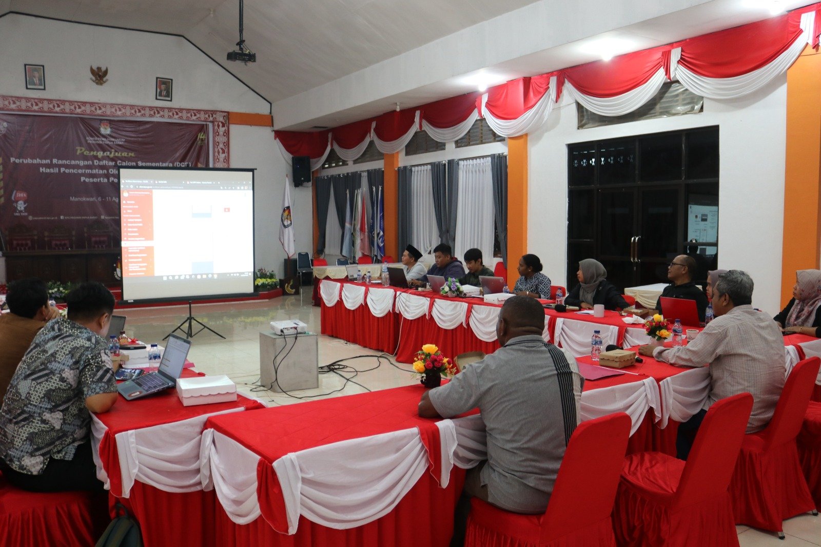 Suasana pelaksanaan verifikasi administrasi di Kantor KPU PB Suasana pelaksanaan verifikasi administrasi di Kantor KPU PB