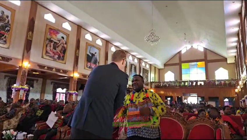 Ketua DPR Papua Barat Orgenes Wonggor berjabat tangan bersama Pdt. Ryan Kennedy perwakilan misionaris