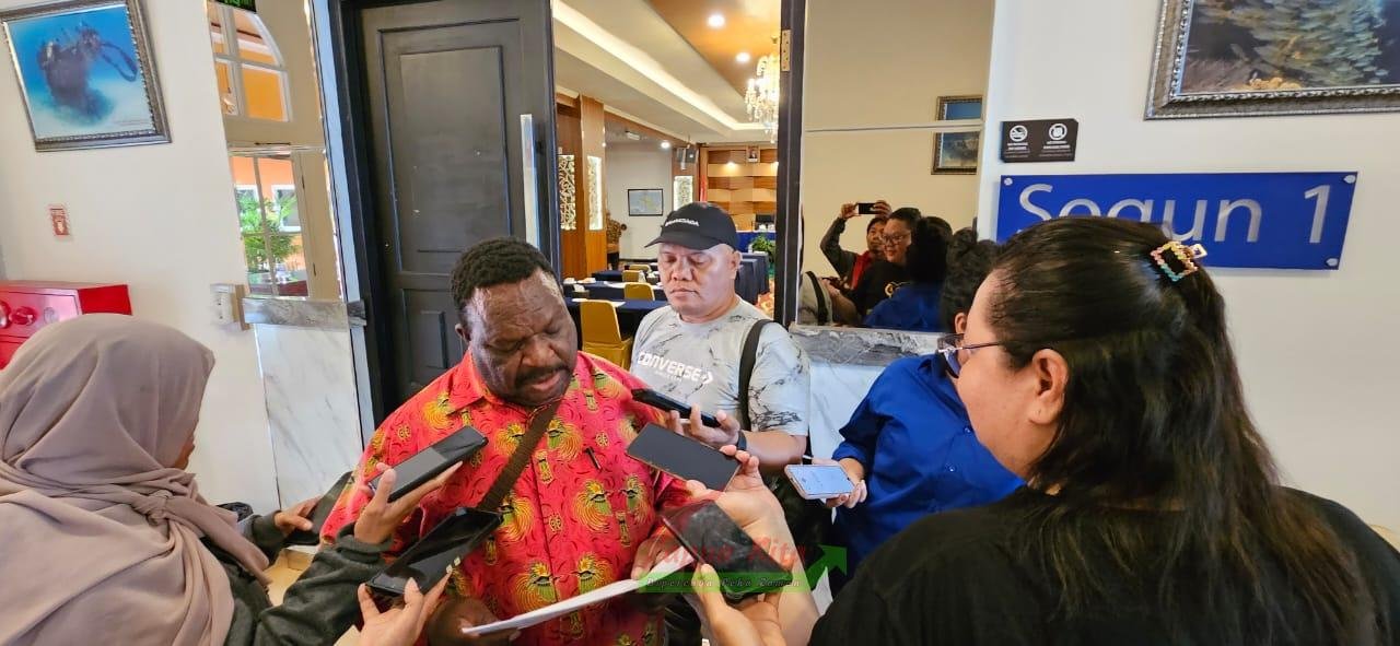 Ketua DPR Papua Barat Orgenes Wonggor saat memberikan keterangan pers terkait jadwal rapat pembahasan perubahan APBD 2023 Ketua DPR Papua Barat Orgenes Wonggor saat memberikan keterangan pers terkait jadwal rapat pembahasan perubahan APBD 2023