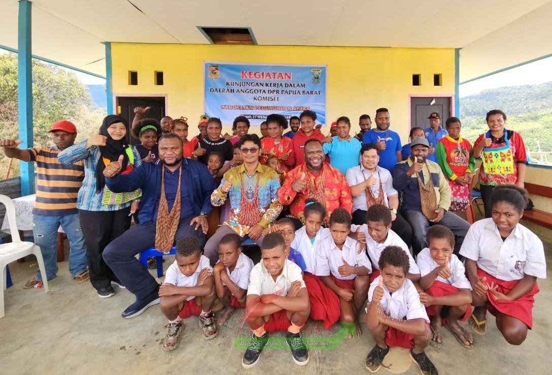 Kunjungan Kerja Komisi I DPR Papua Barat di Kampung Smainggei dan Mainda, Distrik Minyambouw, Kabupaten Pegunungan Arfak Kunjungan Kerja Komisi I DPR Papua Barat di Kampung Smainggei dan Mainda, Distrik Minyambouw, Kabupaten Pegunungan Arfak