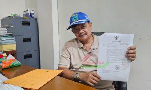 Pelaksana Tugas Sekwan Papua Barat Jasat Kadarusman menunjukkan surat Mendagri terkait pengusulan nama Pj Gubernur Papua Barat
