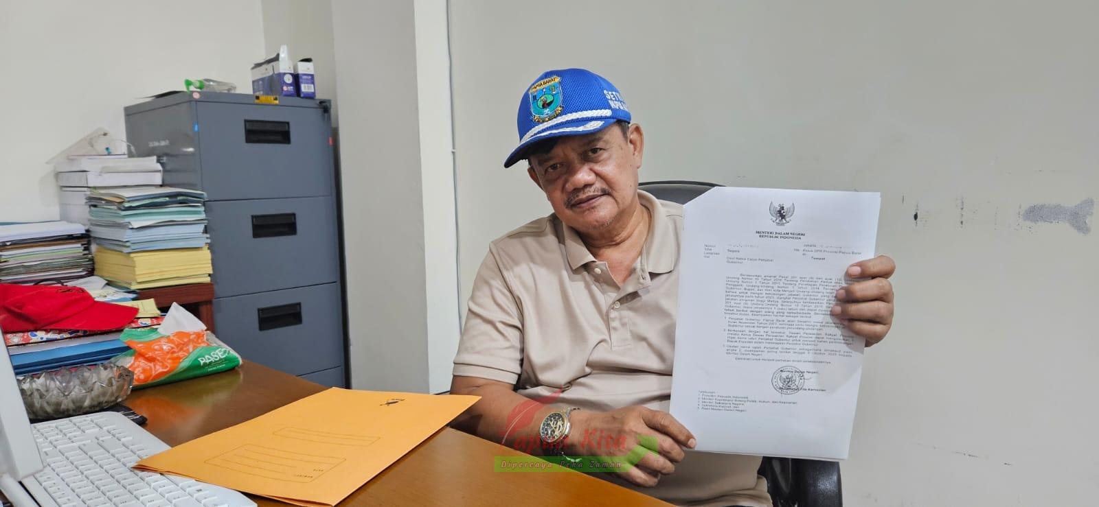Pelaksana Tugas Sekwan Papua Barat Jasat Kadarusman menunjukkan surat Mendagri terkait pengusulan nama Pj Gubernur Papua Barat Pelaksana Tugas Sekwan Papua Barat Jasat Kadarusman menunjukkan surat Mendagri terkait pengusulan nama Pj Gubernur Papua Barat
