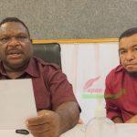 Ketua DPR Papua Barat Orgenes Wonggor dan Wakil Ketua DPRPB Saleh Siknun usai menyampaikan jadwal pembahasan RAPBD 2024