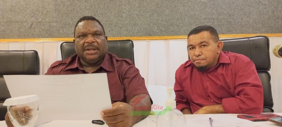 Ketua DPR Papua Barat Orgenes Wonggor dan Wakil Ketua DPRPB Saleh Siknun usai menyampaikan jadwal pembahasan RAPBD 2024 Ketua DPR Papua Barat Orgenes Wonggor dan Wakil Ketua DPRPB Saleh Siknun usai menyampaikan jadwal pembahasan RAPBD 2024