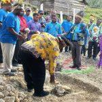 Ketua DPRPB berkesempatan melakukan peletakkan batu pertama pembangunan rumah pastoru Gereja GPKAI Jemaat Lahairoy Iranmeba
