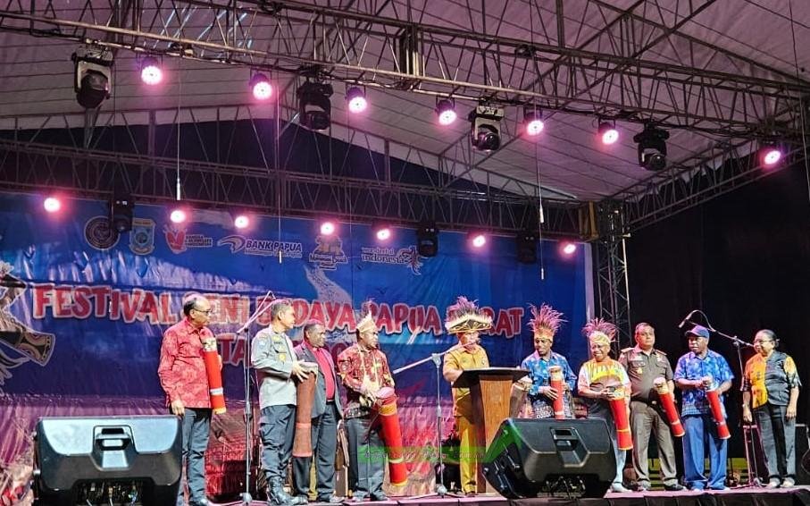 Pembukaan Festival Seni Budaya ke-8 Tahun 2023 Provinsi Papua Barat Tahun yang berlangsung di Stadion Sanggeng Pembukaan Festival Seni Budaya ke-8 Tahun 2023 Provinsi Papua Barat Tahun yang berlangsung di Stadion Sanggeng