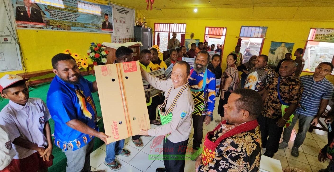 Penyerahan simbolis bantuan BBR dan perlengkapan homestay bagi masyarakat di Kabupaten Pegunungan Arfak Penyerahan simbolis bantuan BBR dan perlengkapan homestay bagi masyarakat di Kabupaten Pegunungan Arfak