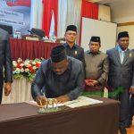 Ketua DPR Papua Barat Orgenes Wonggor menandatangani berita acara pentetapan APBD Perubahan 2023 Provinsi Papua Barat