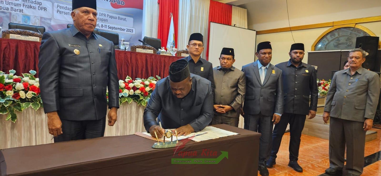 Ketua DPR Papua Barat Orgenes Wonggor menandatangani berita acara pentetapan APBD Perubahan 2023 Provinsi Papua Barat Ketua DPR Papua Barat Orgenes Wonggor menandatangani berita acara pentetapan APBD Perubahan 2023 Provinsi Papua Barat