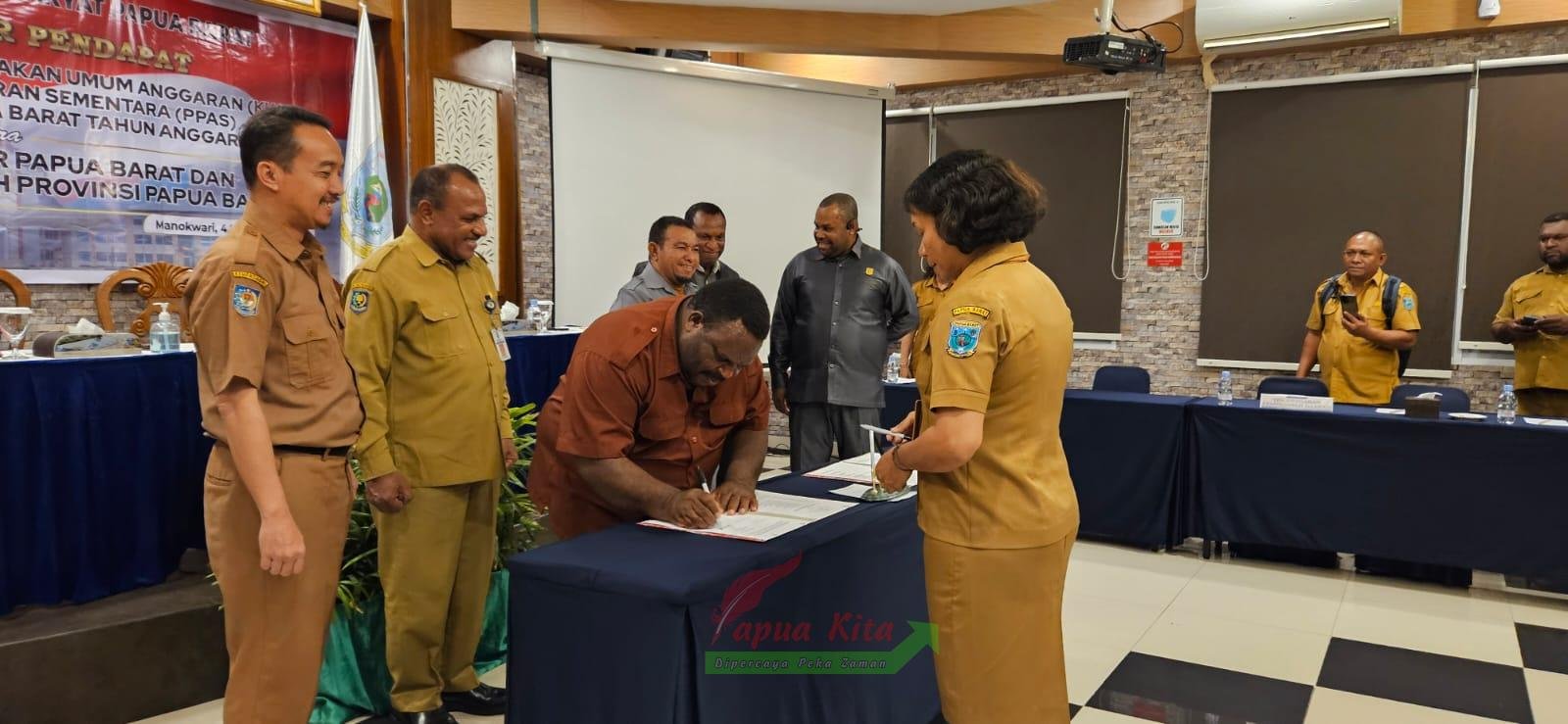 Ketua DPR Papua Barat Orgenes Wonggor menandatangani berita acara persetujuan KUA dan PPAS perubahan APBD 2023 Ketua DPR Papua Barat Orgenes Wonggor menandatangani berita acara persetujuan KUA dan PPAS perubahan APBD 2023