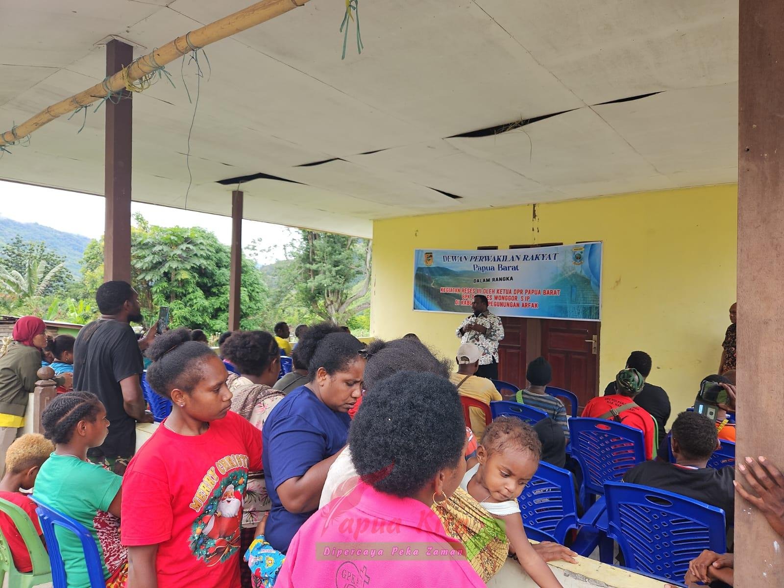 Ketua DPR Papua Barat Orgenes Wonggor saat berdialog dengan masyarakat Kampung Sinaitousi, Sigim, dan Nimbiau di Distrik Minyambouw dalam rangka reses Ketua DPR Papua Barat Orgenes Wonggor saat berdialog dengan masyarakat Kampung Sinaitousi, Sigim, dan Nimbiau di Distrik Minyambouw dalam rangka reses