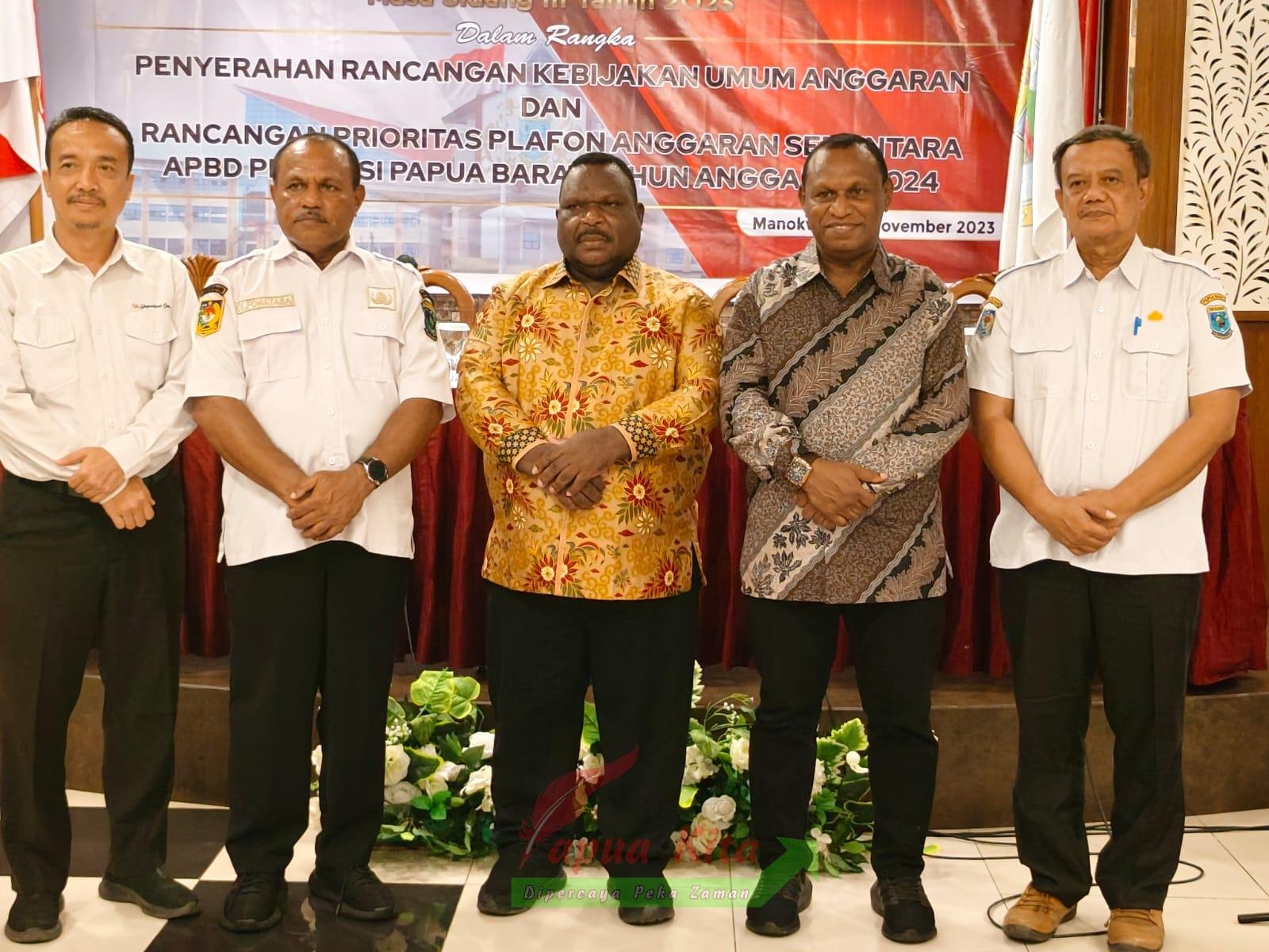 Pelaksana tugas Sekda Provinsi Papua Barat Jacob Fonataba bersama Ketua DPRPB Orgenes Wonggor usai penyerahan materi KUA-PPAS RAPBD 2024 Pelaksana tugas Sekda Provinsi Papua Barat Jacob Fonataba bersama Ketua DPRPB Orgenes Wonggor usai penyerahan materi KUA-PPAS RAPBD 2024