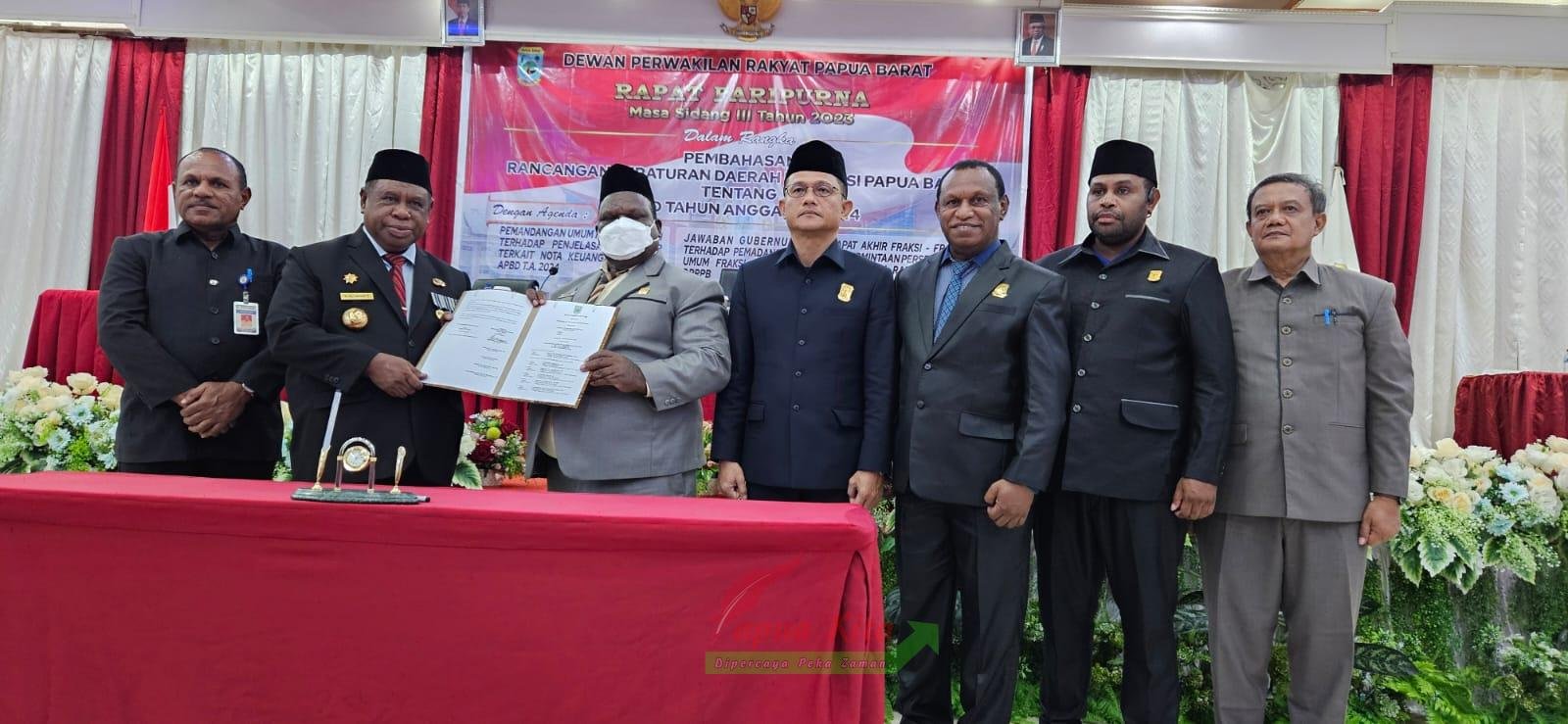 Penandatanganan berita acara persetujuan Raperda RAPBD menjadi Perda APBD 2024 Provinsi Papua Barat oleh Penandatanganan berita acara persetujuan Raperda RAPBD menjadi Perda APBD 2024 Provinsi Papua Barat oleh