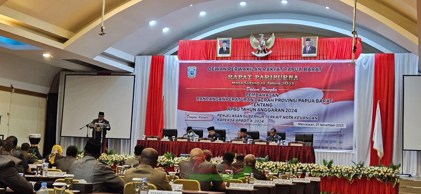 Penjabat Gubernur Papua Barat Ali Baham Temongmere saat menyampaikan pengantar nota keuangan RAPBD 2024 Pemprov Papua Barat mengusulkan pagu RAPBD 2024 sebesar 3,828 triliun