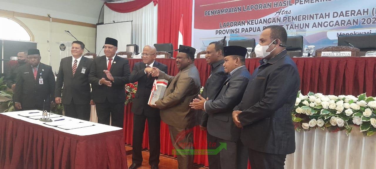 Penyerahan LHP atas LKPD 2022 Provinsi Papua Barat oleh Anggota IV BPK RI Pius Lustrilanang kepada Ketua DPRPB Orgenes Wonggor
