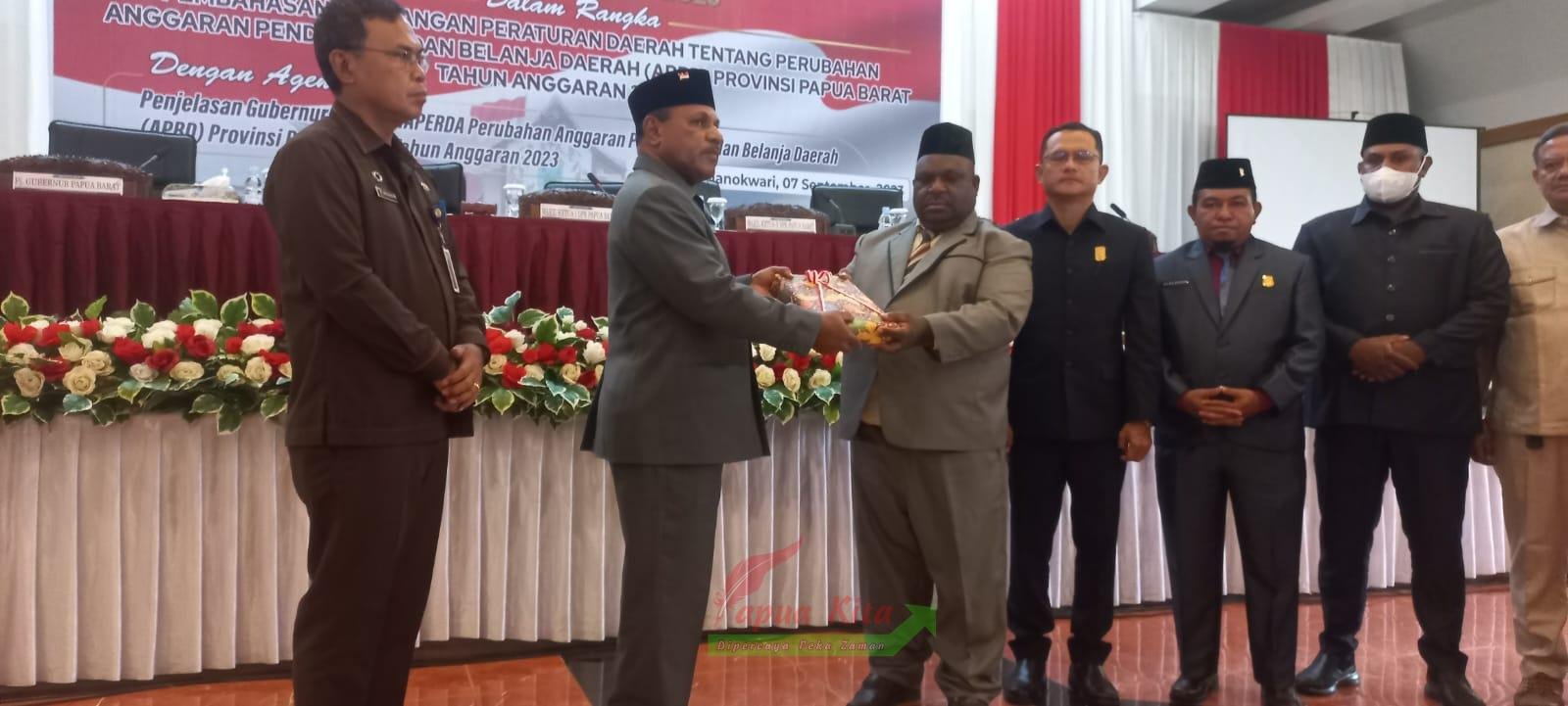 Penyerahan materi RAPBD Perubahan 2023 Provinsi Papua Barat Penyerahan materi RAPBD Perubahan 2023 Provinsi Papua Barat