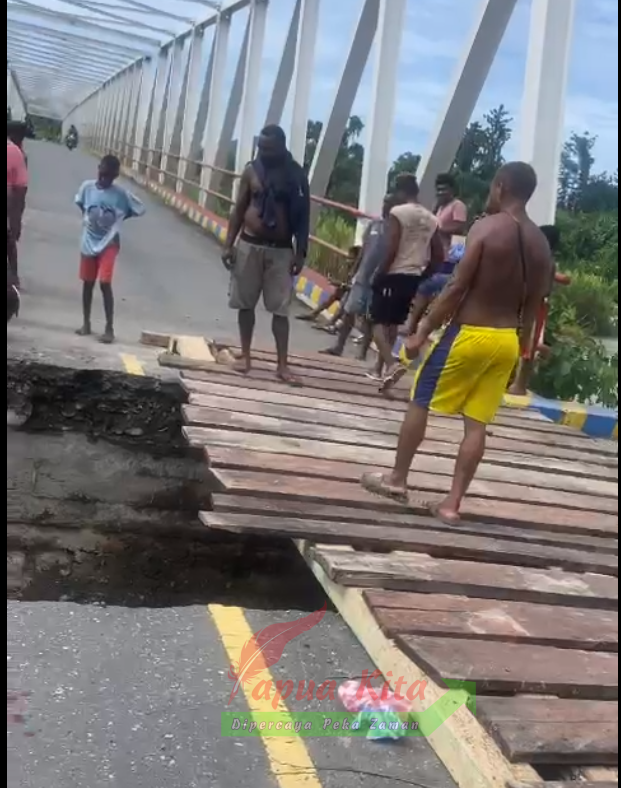 Jembatan darurat yang menghubungkan ruas trans Papua Barat-Papua Barat Daya tempatnya di Distrik Kasi, Kabupaten Tambrauw Jembatan darurat yang menghubungkan ruas trans Papua Barat-Papua Barat Daya tempatnya di Distrik Kasi, Kabupaten Tambrauw