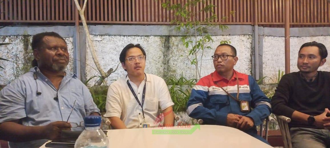 Sales Branch Manager Pertamina Patra Niaga Rayon II Papua Barat Muhammad Bisma Abdilah (kedua dari kiri) Sales Branch Manager Pertamina Patra Niaga Rayon II Papua Barat Muhammad Bisma Abdilah (kedua dari kiri)