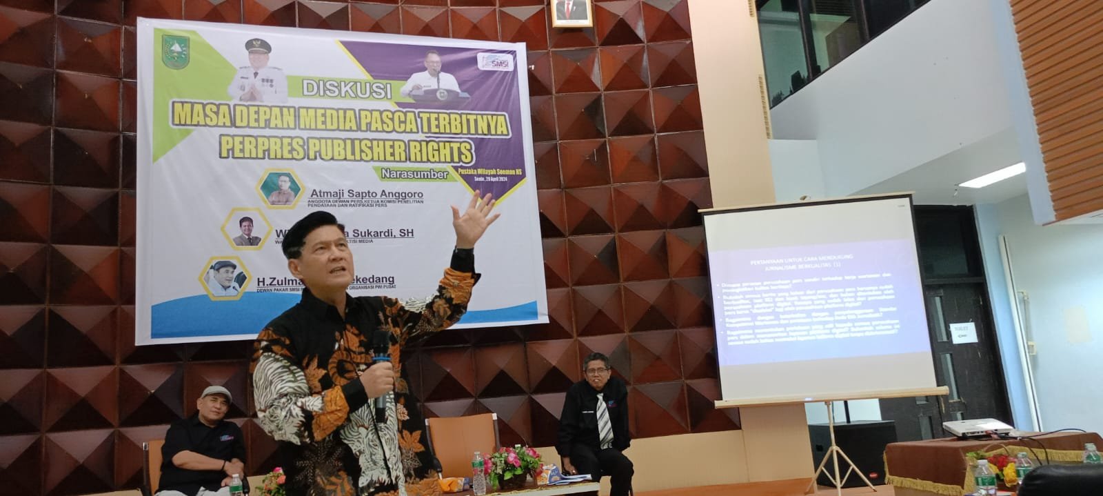 Wina saat memaparkan materi pada diskusi bertajuk ‘’Masa Depan Media Pasca Terbitnya Perpres Publisher Rights Wina saat memaparkan materi pada diskusi bertajuk ‘’Masa Depan Media Pasca Terbitnya Perpres Publisher Rights