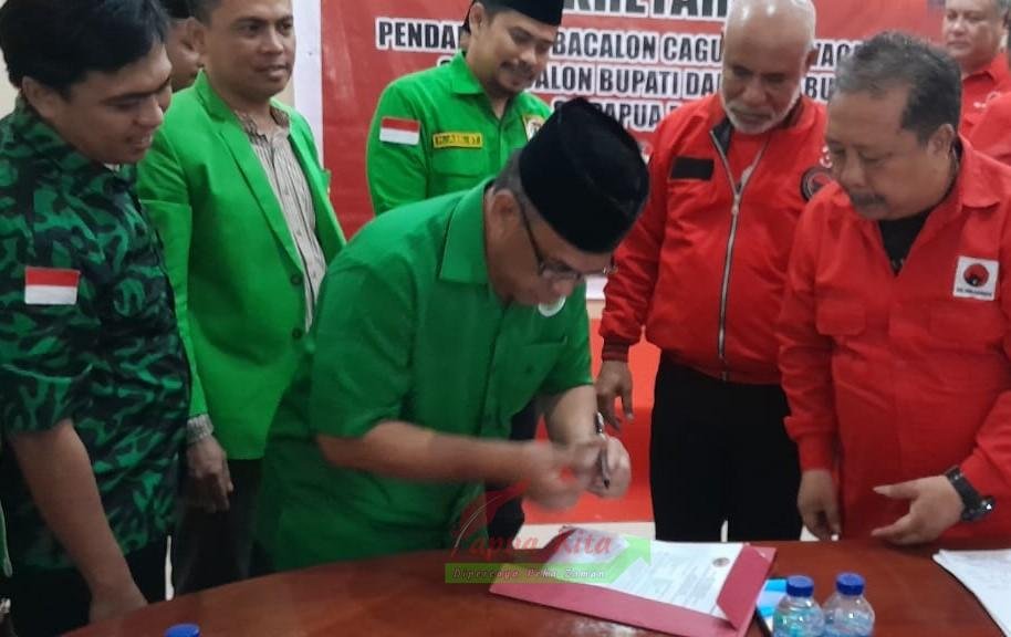 Bakal Calon Wakil Bupati Manokwari Syahruddin Makki saat menandatangani berkas pendaftaran sebelum diserahkan ke Tim Penjaringan PDI Perjuangan Bakal Calon Wakil Bupati Manokwari Syahruddin Makki saat menandatangani berkas pendaftaran sebelum diserahkan ke Tim Penjaringan PDI Perjuangan