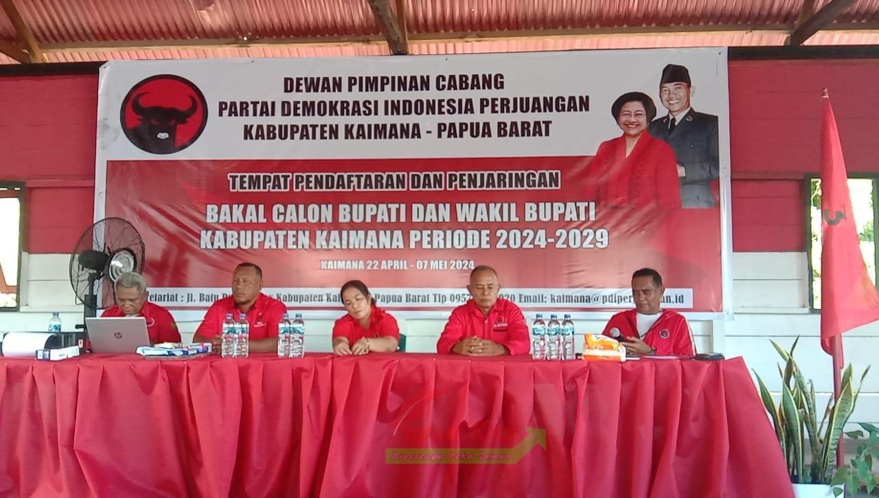 Ketua DPC PDIP Kabupaten Kaimana Matias Mairuma (paling kanan) saat memberikan keterangan persi