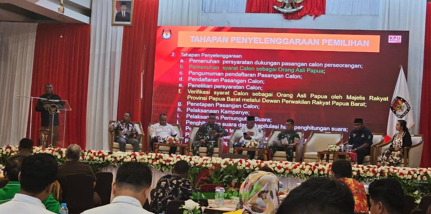 Ketua KPU Papua Barat Paskalis Semunya saat memaparkan materi tahapan dan jadwal Pilgub 2024 pada kesempatan FGD bersama stakeholer Ketua KPU Papua Barat Paskalis Semunya saat memaparkan materi tahapan dan jadwal Pilgub 2024 pada kesempatan FGD bersama stakeholer