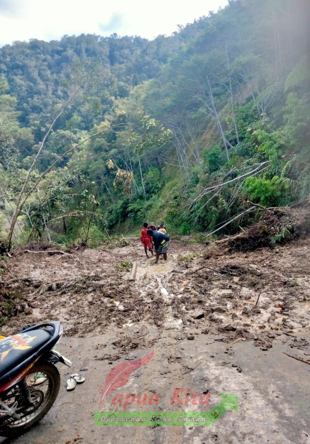 Salah satu titik ruas jalang yang tertimbun material longsor di Kabupaten Pegunungan Arfak. Kondisi ini relatif butuh waktu lama untuk penanganannya Salah satu titik ruas jalang yang tertimbun material longsor di Kabupaten Pegunungan Arfak. Kondisi ini relatif butuh waktu lama untuk penanganannya