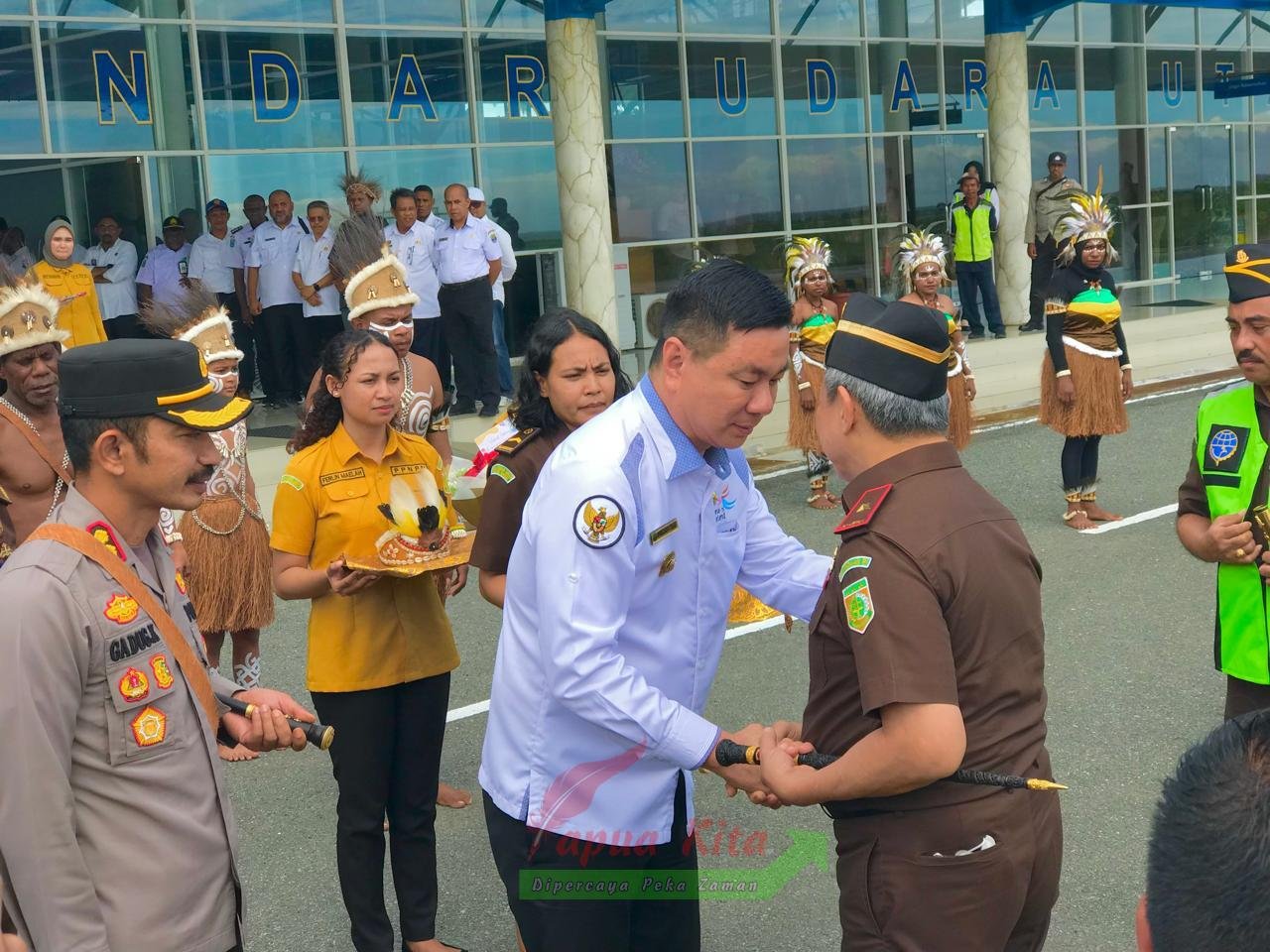 Bupati Freddy Thie menjemput Kajati Papua Barat saat tiba di Bandara Utarom, Kaimana Bupati Freddy Thie menjemput Kajati Papua Barat saat tiba di Bandara Utarom, Kaimana