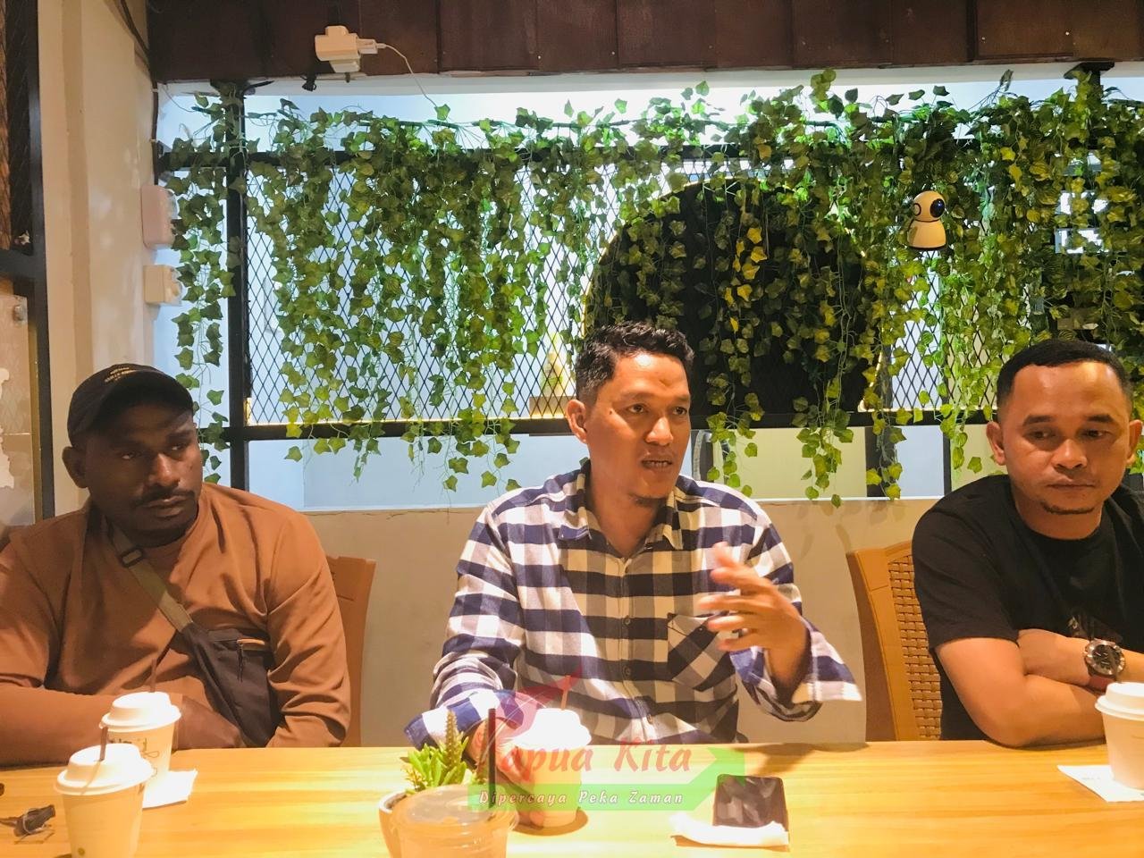 Caretaker Ketua BPC HIMPI Kaimana Aris saat memberikan keterangan pers Caretaker Ketua BPC HIMPI Kaimana Aris saat memberikan keterangan pers