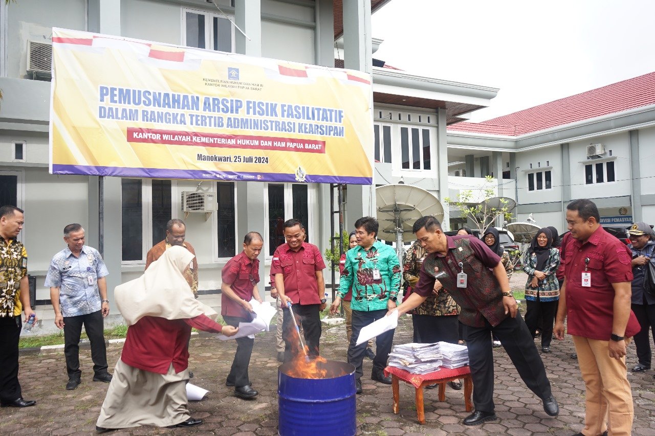 Kantor Wilayah Kementerian Hukum dan HAM (Kanwil Kemenkumham) Papua Barat, melakukan pemusnahan arsip fisik fasilitatif