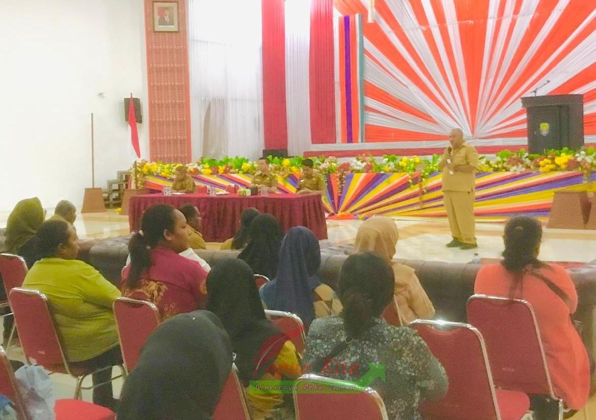 Kepala Diaspora Kabupaten Kaimana saat memaparkan alasan di balik aksi mogok belajar sejumlah satuan pendidikan Kepala Diaspora Kabupaten Kaimana saat memaparkan alasan di balik aksi mogok belajar sejumlah satuan pendidikan